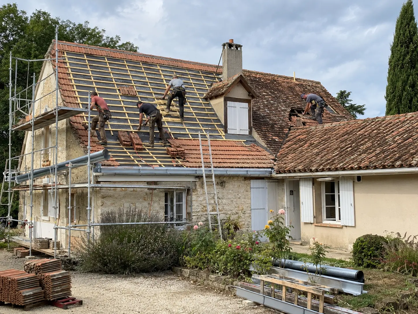 Rénovation complète tuiles terre cuite — avant intervention
