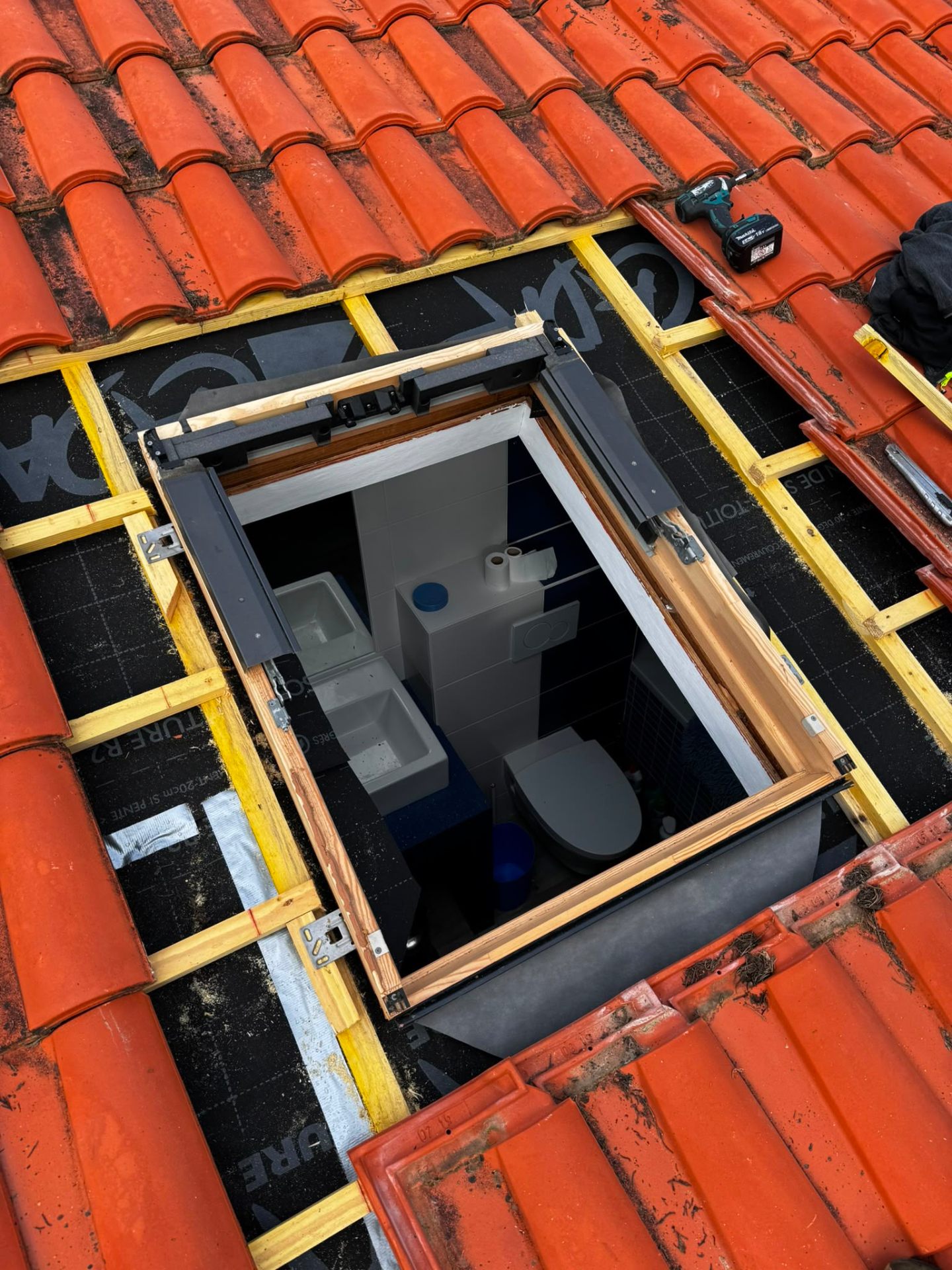 Pose Velux et étanchéité — Maison en tuiles canal · 47